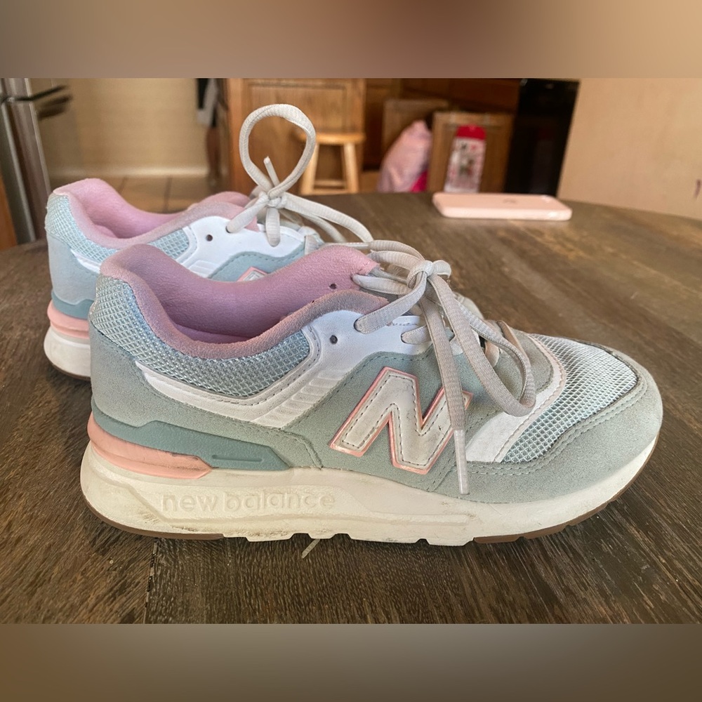 New balance kids size 2. Very good condition. Worn lightly